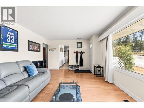 1603 43Rd Avenue, Vernon, BC - Indoor Photo Showing Living Room