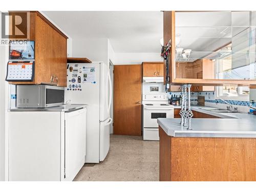 1603 43Rd Avenue, Vernon, BC - Indoor Photo Showing Kitchen With Double Sink