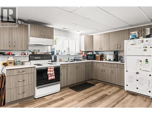 1603 43Rd Avenue, Vernon, BC - Indoor Photo Showing Kitchen