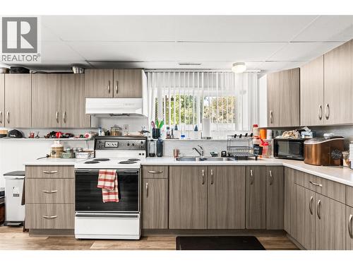 1603 43Rd Avenue, Vernon, BC - Indoor Photo Showing Kitchen With Double Sink
