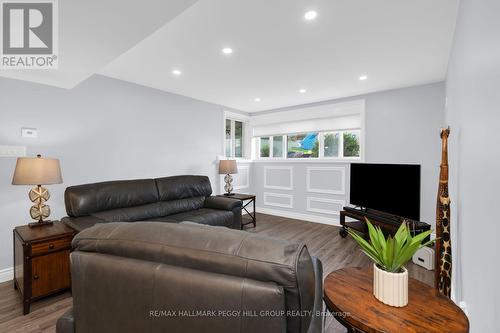B08 - 126 Bell Farm Road, Barrie, ON - Indoor Photo Showing Living Room