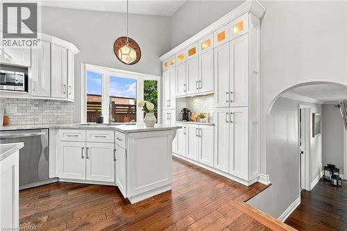 2086 Cavendish Drive, Burlington, ON - Indoor Photo Showing Kitchen With Upgraded Kitchen