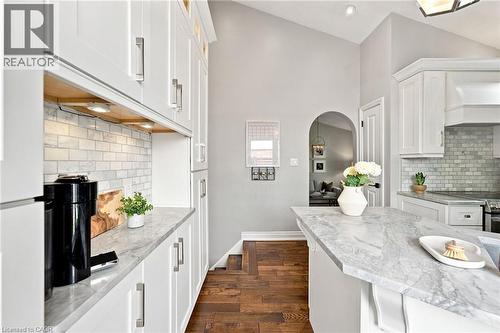 2086 Cavendish Drive, Burlington, ON - Indoor Photo Showing Kitchen With Upgraded Kitchen