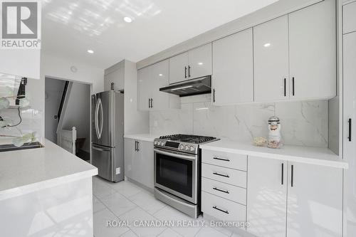 3 Gilmore Drive, Brampton, ON - Indoor Photo Showing Kitchen With Upgraded Kitchen
