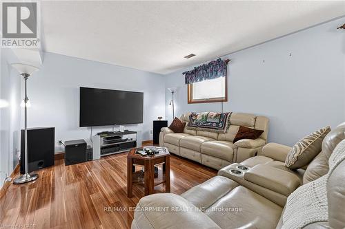 4617 Highway 3, Norfolk, ON - Indoor Photo Showing Living Room