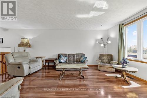 4617 Highway 3, Norfolk, ON - Indoor Photo Showing Living Room