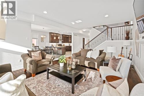 6184 Disputed Road, Lasalle, ON - Indoor Photo Showing Living Room