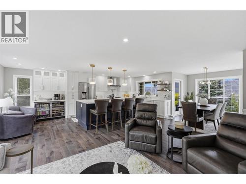 1648 Skeena Place, Kamloops, BC - Indoor Photo Showing Living Room