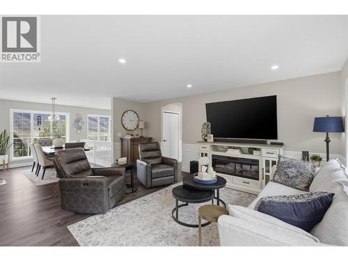 1648 Skeena Place, Kamloops, BC - Indoor Photo Showing Living Room