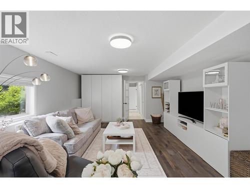 1648 Skeena Place, Kamloops, BC - Indoor Photo Showing Living Room