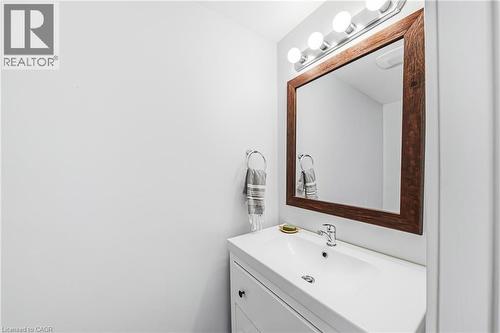 30 Cumberland Avenue, Hamilton, ON - Indoor Photo Showing Bathroom