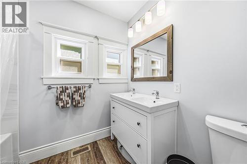 30 Cumberland Avenue, Hamilton, ON - Indoor Photo Showing Bathroom