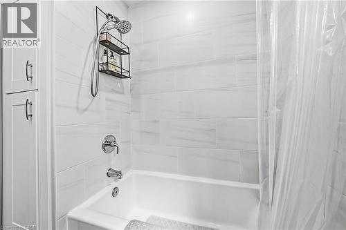 30 Cumberland Avenue, Hamilton, ON - Indoor Photo Showing Bathroom