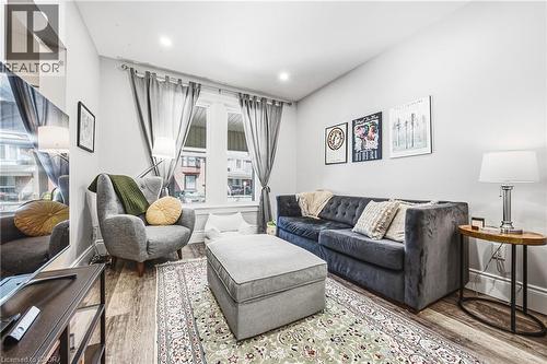 30 Cumberland Avenue, Hamilton, ON - Indoor Photo Showing Living Room