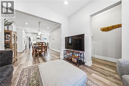 30 Cumberland Avenue, Hamilton, ON - Indoor Photo Showing Living Room