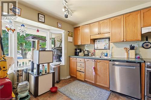 Kitchen featuring wood-finish cabinetry, an undermount sink, and stainless steel appliances - 292 Mayview Court Unit# B, Waterloo, ON - Indoor Photo Showing Kitchen