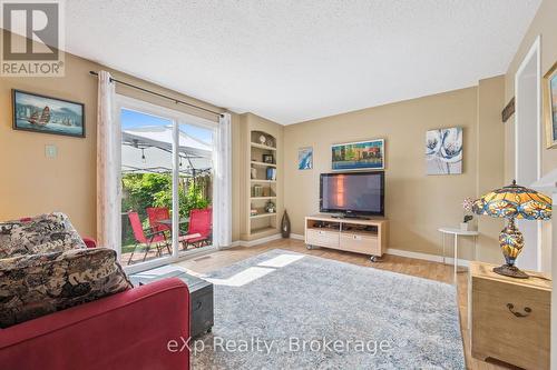 44 - 40 Silvercreek Parkway N, Guelph (Junction/Onward Willow), ON - Indoor Photo Showing Living Room