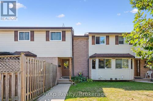 Front entrance with parking spot directly in front - 44 - 40 Silvercreek Parkway N, Guelph (Junction/Onward Willow), ON - Outdoor