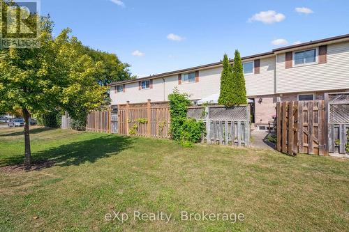 Back of the townhouses - 44 - 40 Silvercreek Parkway N, Guelph (Junction/Onward Willow), ON - Outdoor