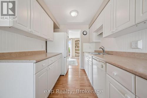 44 - 40 Silvercreek Parkway N, Guelph (Junction/Onward Willow), ON - Indoor Photo Showing Kitchen With Double Sink