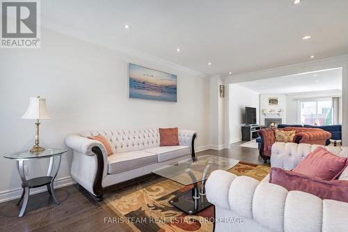 503 Grove Street E, Barrie, ON - Indoor Photo Showing Living Room