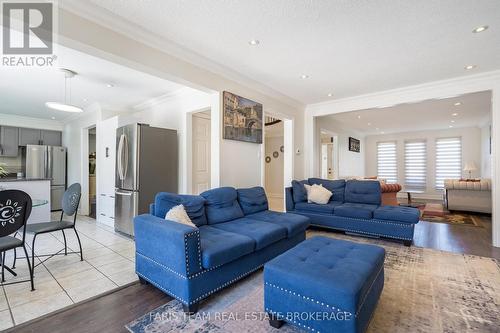 503 Grove Street E, Barrie, ON - Indoor Photo Showing Living Room