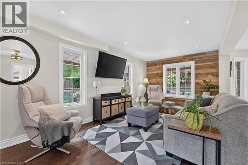 104 Udell Way, Grimsby, ON - Indoor Photo Showing Living Room