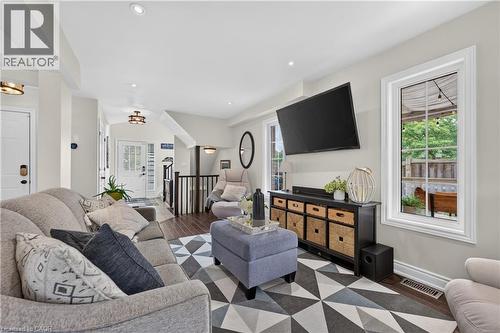 104 Udell Way, Grimsby, ON - Indoor Photo Showing Living Room