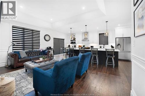 450 Brunmar Crescent, Lakeshore, ON - Indoor Photo Showing Living Room
