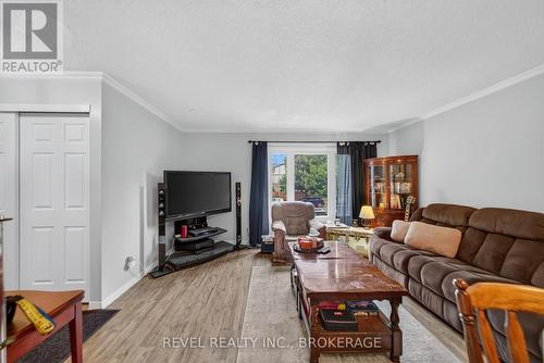 986 Killarney Crescent, Kingston (East Gardiners Rd), ON - Indoor Photo Showing Living Room
