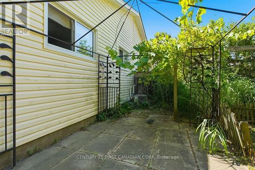 17 Edgemere Crescent, London South (South T), ON - Outdoor