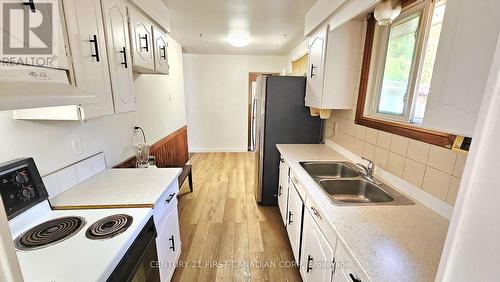 17 Edgemere Crescent, London South (South T), ON - Indoor Photo Showing Kitchen With Double Sink