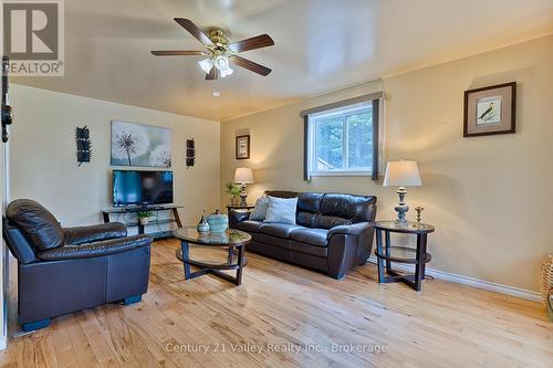 33949 41 Highway, Bonnechere Valley, ON - Indoor Photo Showing Living Room