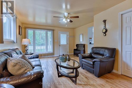 33949 41 Highway, Bonnechere Valley, ON - Indoor Photo Showing Living Room