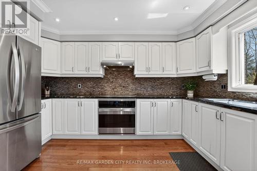 734 Brigadoon Drive, Hamilton (Gourley), ON - Indoor Photo Showing Kitchen With Upgraded Kitchen