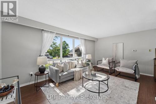 34 Oxtoby Lane, Uxbridge, ON - Indoor Photo Showing Living Room