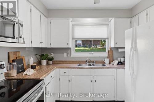 34 Oxtoby Lane, Uxbridge, ON - Indoor Photo Showing Kitchen With Double Sink
