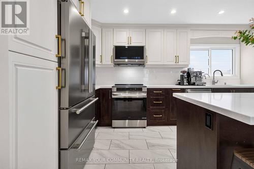 1038 Grandlea Court, Oshawa, ON - Indoor Photo Showing Kitchen With Upgraded Kitchen