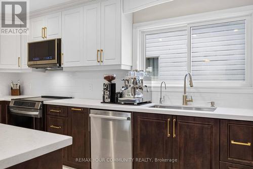 1038 Grandlea Court, Oshawa, ON - Indoor Photo Showing Kitchen With Upgraded Kitchen