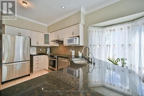 8 Major Elliot Court, Markham, ON - Indoor Photo Showing Kitchen With Double Sink With Upgraded Kitchen