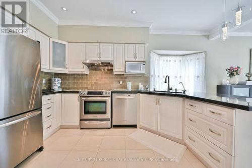 8 Major Elliot Court, Markham, ON - Indoor Photo Showing Kitchen With Upgraded Kitchen