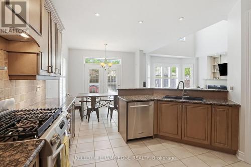 3256 Raspberry Bush Trail, Oakville, ON - Indoor Photo Showing Kitchen