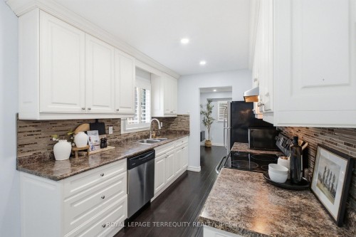 1013 Albacore Manor, Pickering, ON - Indoor Photo Showing Kitchen With Double Sink