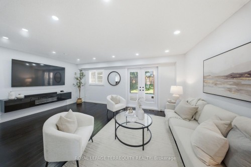 1013 Albacore Manor, Pickering, ON - Indoor Photo Showing Living Room