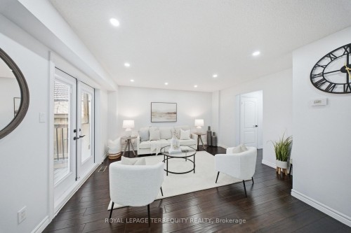 1013 Albacore Manor, Pickering, ON - Indoor Photo Showing Living Room