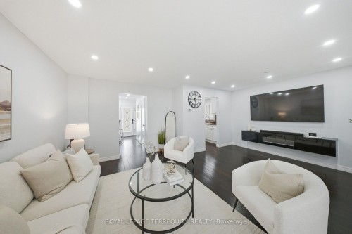 1013 Albacore Manor, Pickering, ON - Indoor Photo Showing Living Room