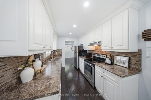 1013 Albacore Manor, Pickering, ON - Indoor Photo Showing Kitchen With Double Sink