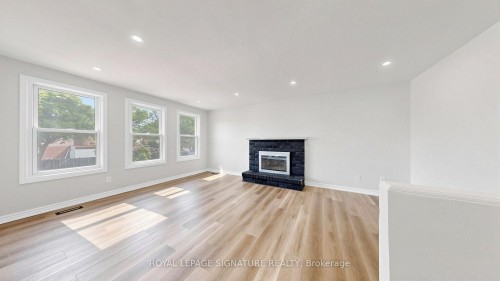 784 Galloway Crescent, Mississauga, ON - Indoor Photo Showing Living Room With Fireplace