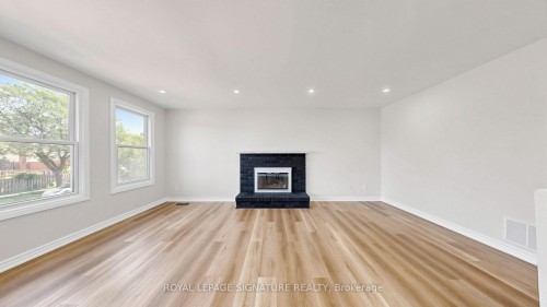 784 Galloway Crescent, Mississauga, ON - Indoor Photo Showing Living Room With Fireplace
