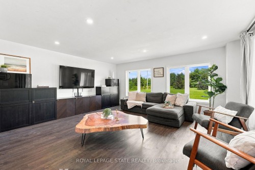 62 Thompson Road, Brantford, ON - Indoor Photo Showing Living Room